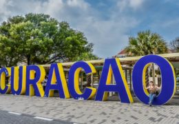 Cartel en el centro de Willemstad - PH: Gonzalo Franchino